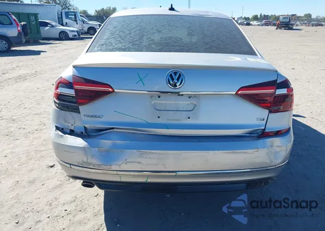 2017 Volkswagen Passat 1.8T R-Line из США, поврежденный, VIN 1VWDT7A33HC072196